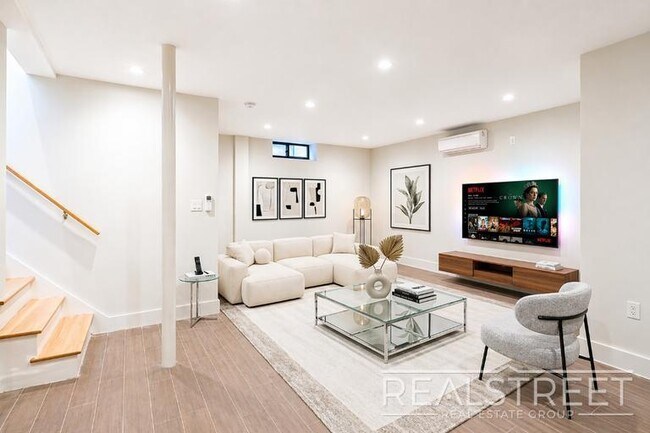 Foto del edificio - Spacious 2 Bed 1.5 Bath DUPLEX in Bed Stuy