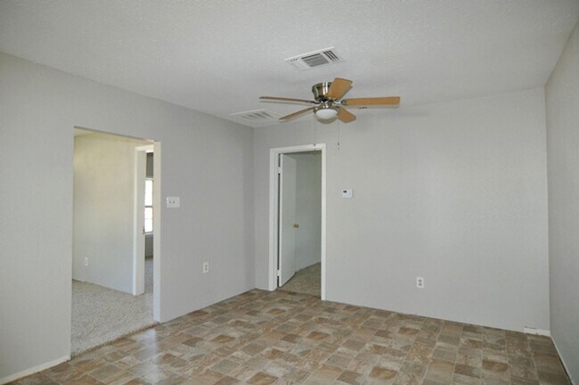 Building Photo - Remodeled 2-1-1 in White Settlement!