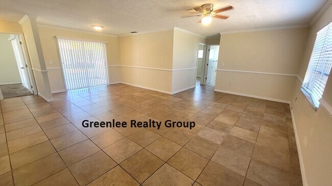 Building Photo - Spacious 3 Bed/2Bath/2Car Garage Home!