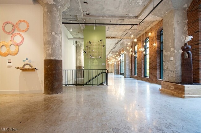 Foto del edificio - 725 Johnson Ct