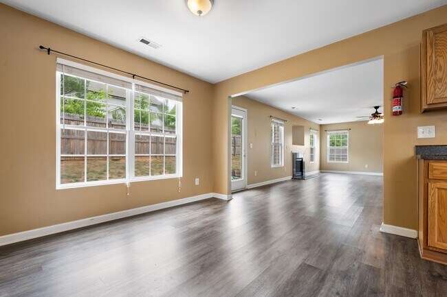 Foto del edificio - Beautiful 3BR Home with Fenced in Yard & 2-Car Garage in Raleigh