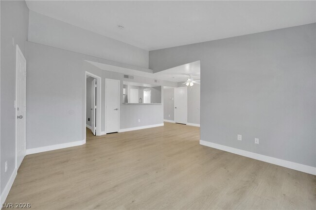 Foto del edificio - 2300 E Silverado Ranch Blvd