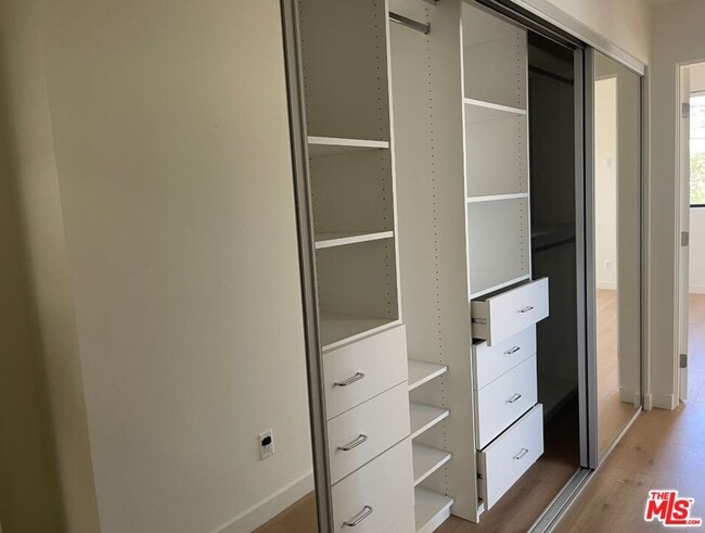 Building Photo - 1542 N Hoover St