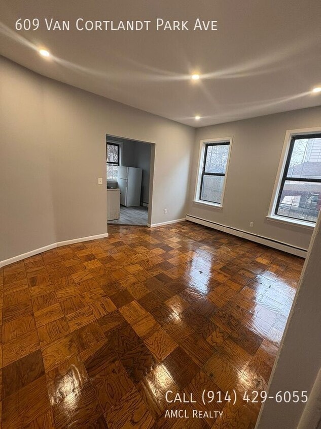 Foto del edificio - 609 Van Cortlandt Park Ave