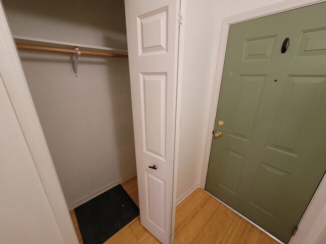 Building Photo - 4625 W Lawrence Ave