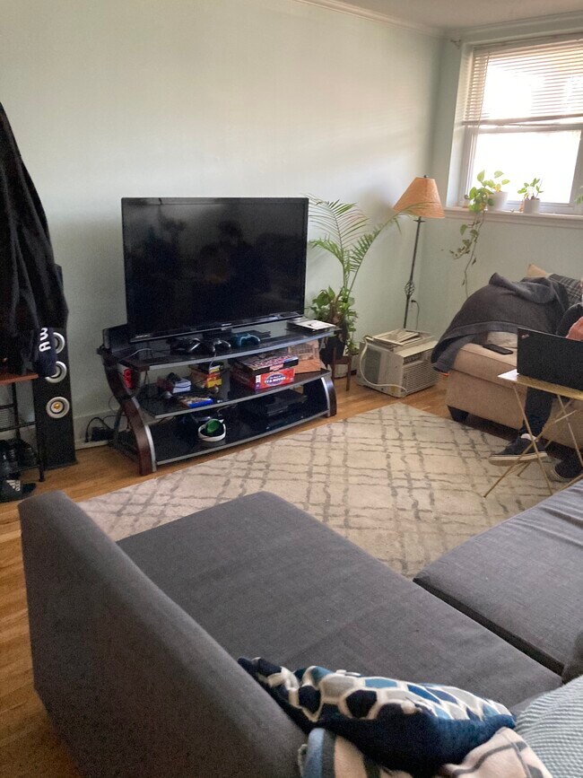 Den - 301 6th Ave