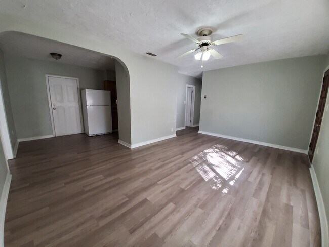 Building Photo - 3 bed / 2 bath Annual Rental Home in Brade...