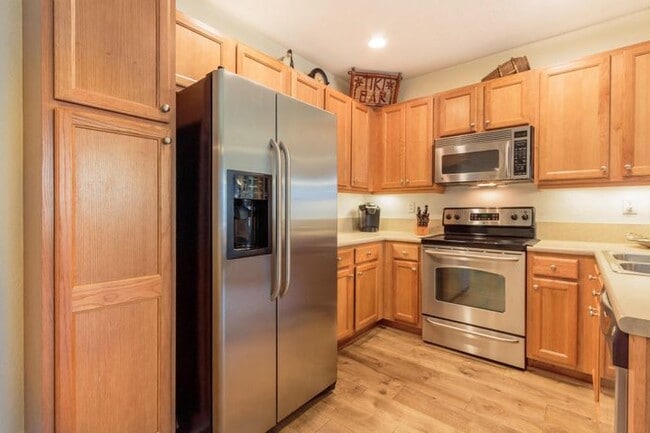 Building Photo - 1020 E Longport Cir