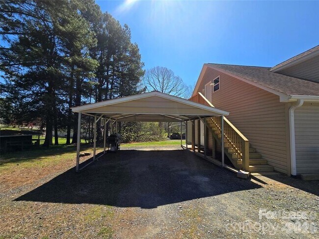 Building Photo - 105 A Kluttz St