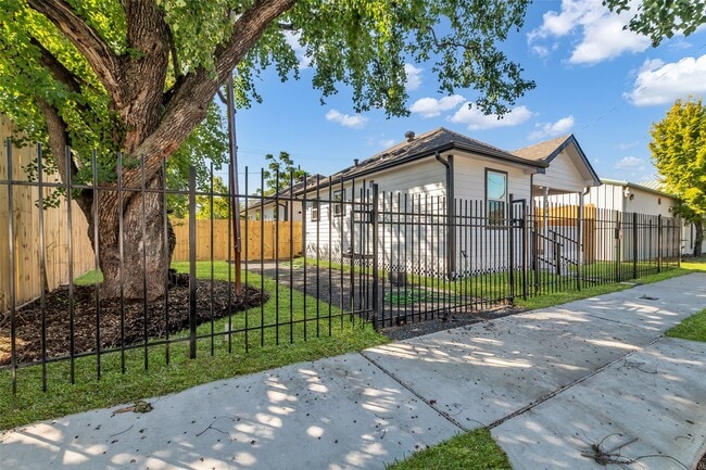 Building Photo - 3440 Bremond St