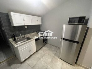 Building Photo - 519 S Port St