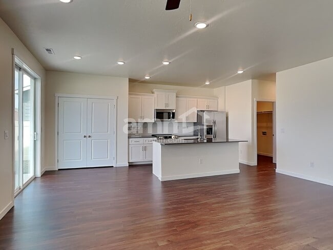 Building Photo - 1529 N Garnet Creek Ave