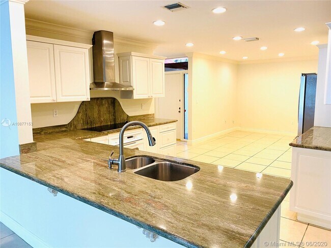 Foto del edificio - 15187 Loch Isle Dr W
