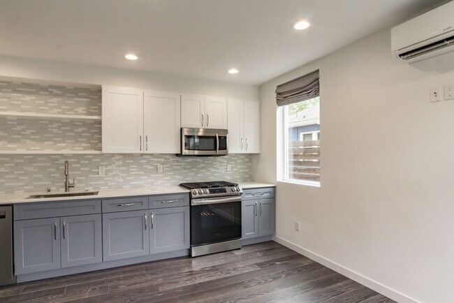 Building Photo - 2Bd/1.75Ba Seattle Townhome