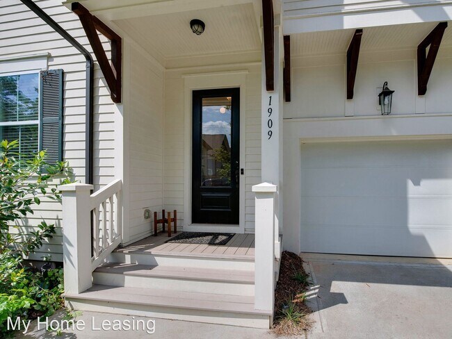 Building Photo - 4 br, 3.5 bath House - 1909 Summey Ave.