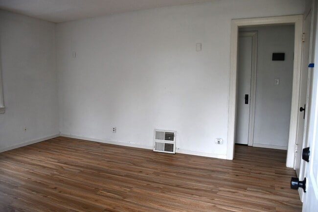 Building Photo - COMING SOON! 2 Bedroom House!!