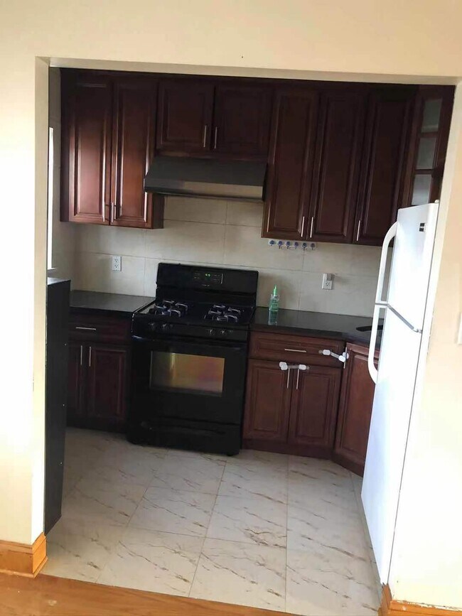 Foto del edificio - 5131 Hillyer St