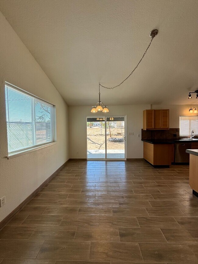 Building Photo - Beautiful 3 bedroom 2 bath home in Joshua ...