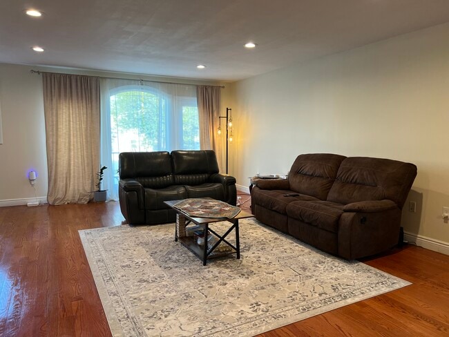 Building Photo - 4 Kiesewetter Ln