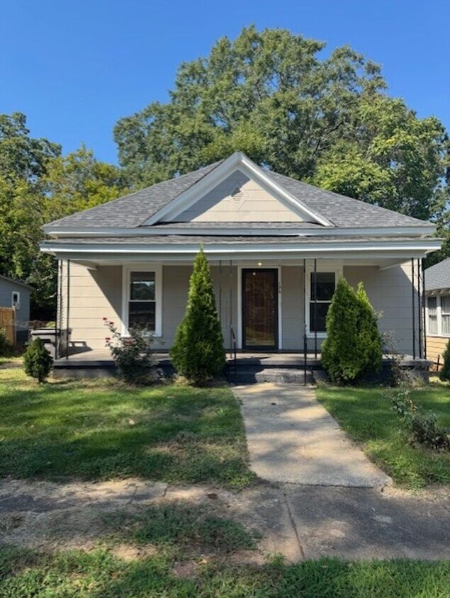 Primary Photo - Renovated 3 bedroom 2 Bath Home with Driveway