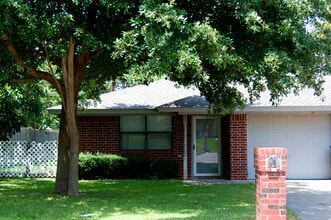 Building Photo - 231 Rosebud Dr