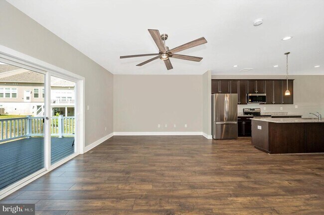 Building Photo - 2805 Town View Cir