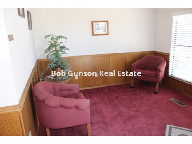 Building Photo - Deluxe Office Building