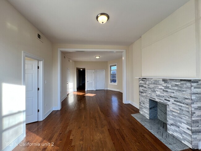 Building Photo - 1521 N California Ave
