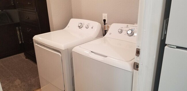 Foto del edificio - 4 br, 1 bath House - 1724 Monarch Lane