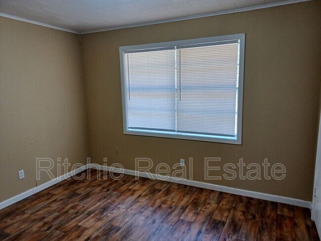 Building Photo - 427 Forest Ave