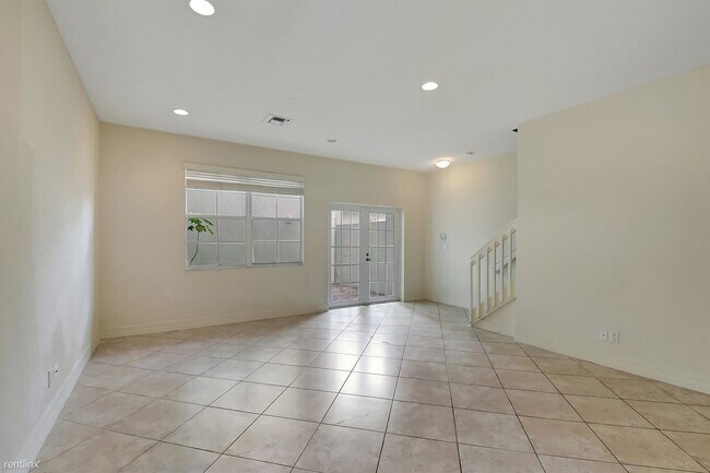 Foto del edificio - 4 br, 3.5 bath Townhome - 1125 NW 18th Ave