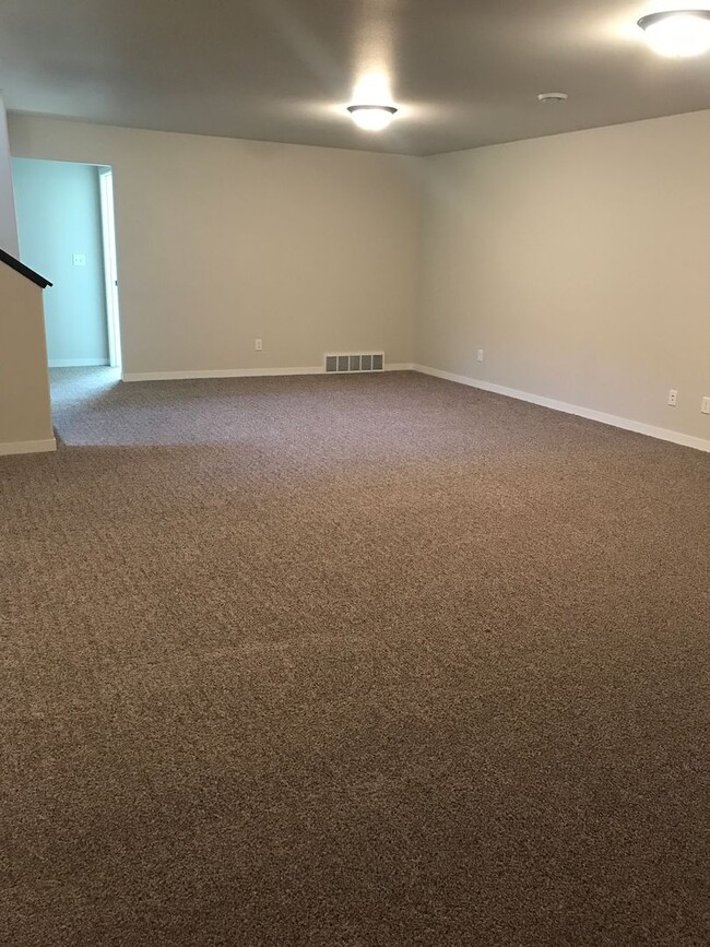 Building Photo - 5 bed 3 bath