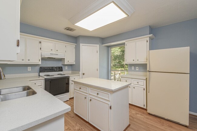 Building Photo - 3680 Woodpeckers Grove