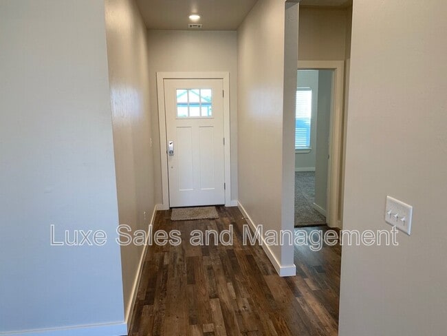 Building Photo - 2325 Fallview Dr