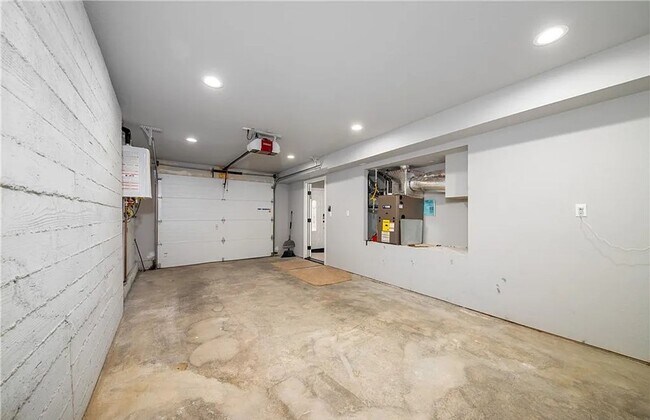 Building Photo - 2 bedroom / 2.5 bathroom home for rent $25...