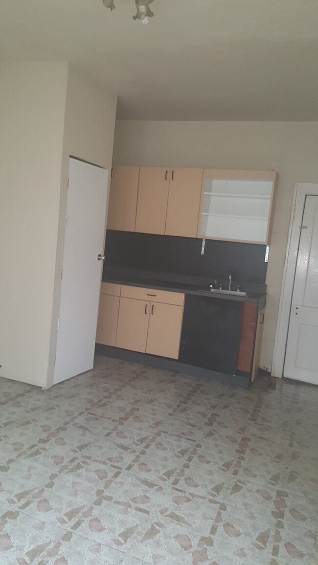 Building Photo - Two room efficiency