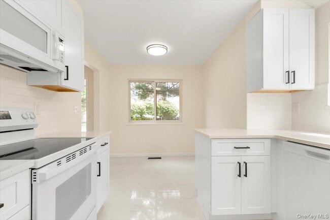 Building Photo - 44 Brook Farm Close