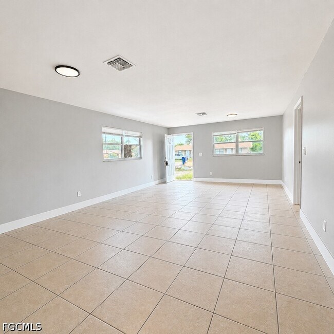 Building Photo - 1572 Cypress Dr