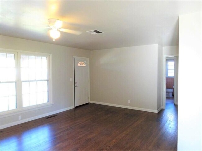 Building Photo - 3 BED 1 BATH 1 CAR GARAGE- WEST HIGHLAND G...