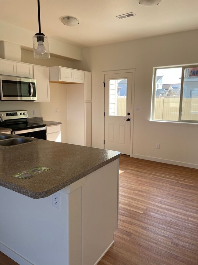 Building Photo - 3 Bedroom/2 1/2 bath, 2 car garage availab...
