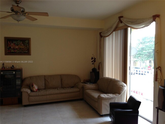Foto del edificio - 8842 W Flagler St