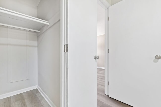 Building Photo - 4949 Fieldcrest Dr