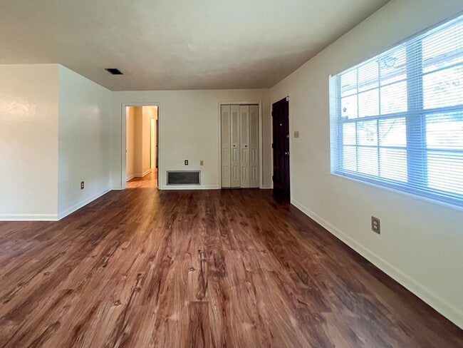 Building Photo - 3BR/2BA House in Northwood Pines - availab...