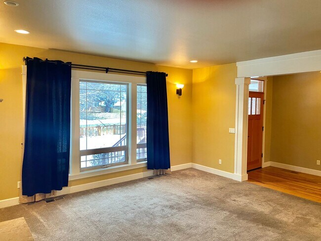 Foto del edificio - 1372 NW Newport Ave
