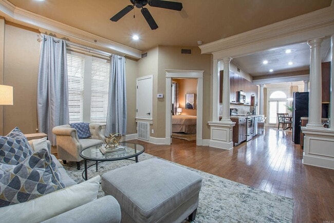 Building Photo - 612 Center St