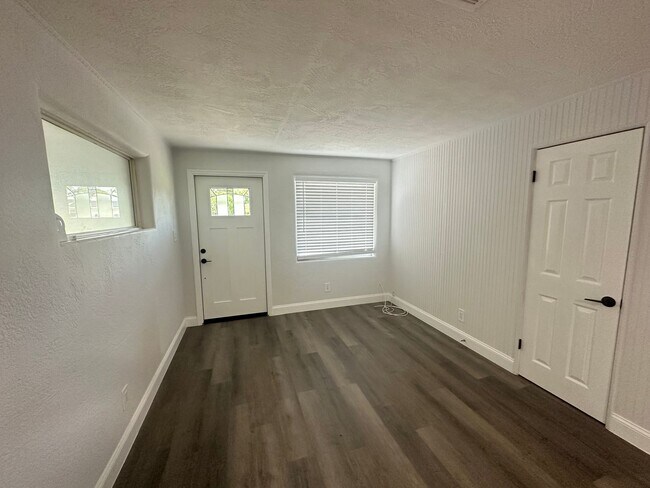 Building Photo - Recently Remodeled 3br/2ba New Smyrna Beac...