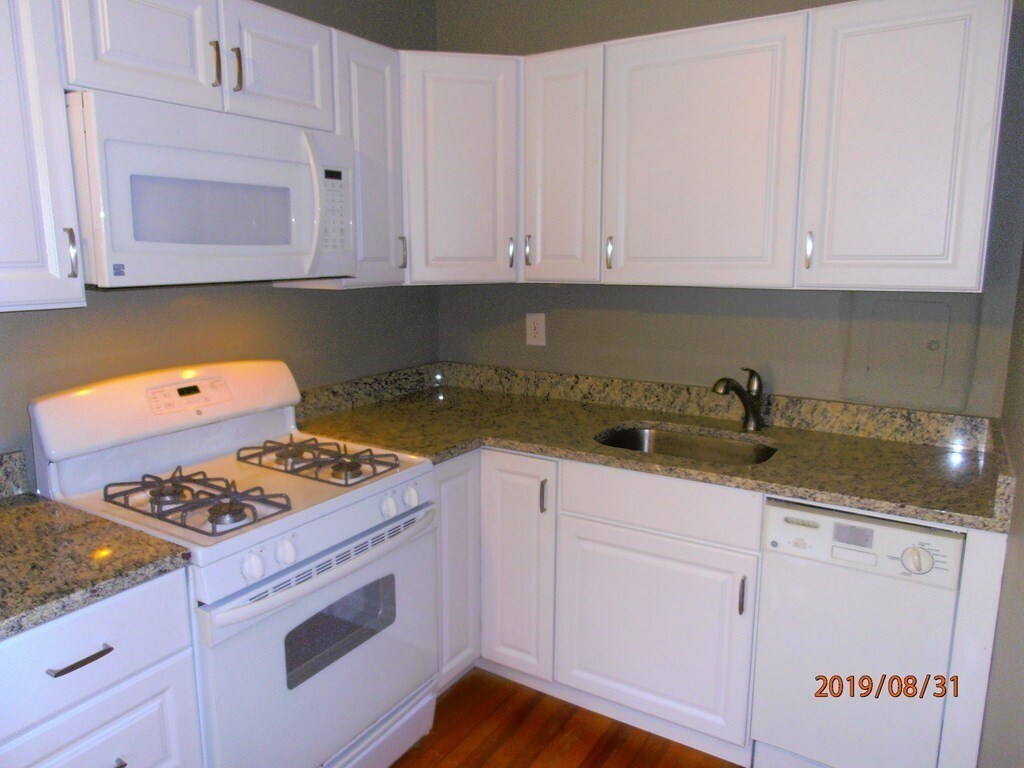 Primary Photo - 48 Linnaean St