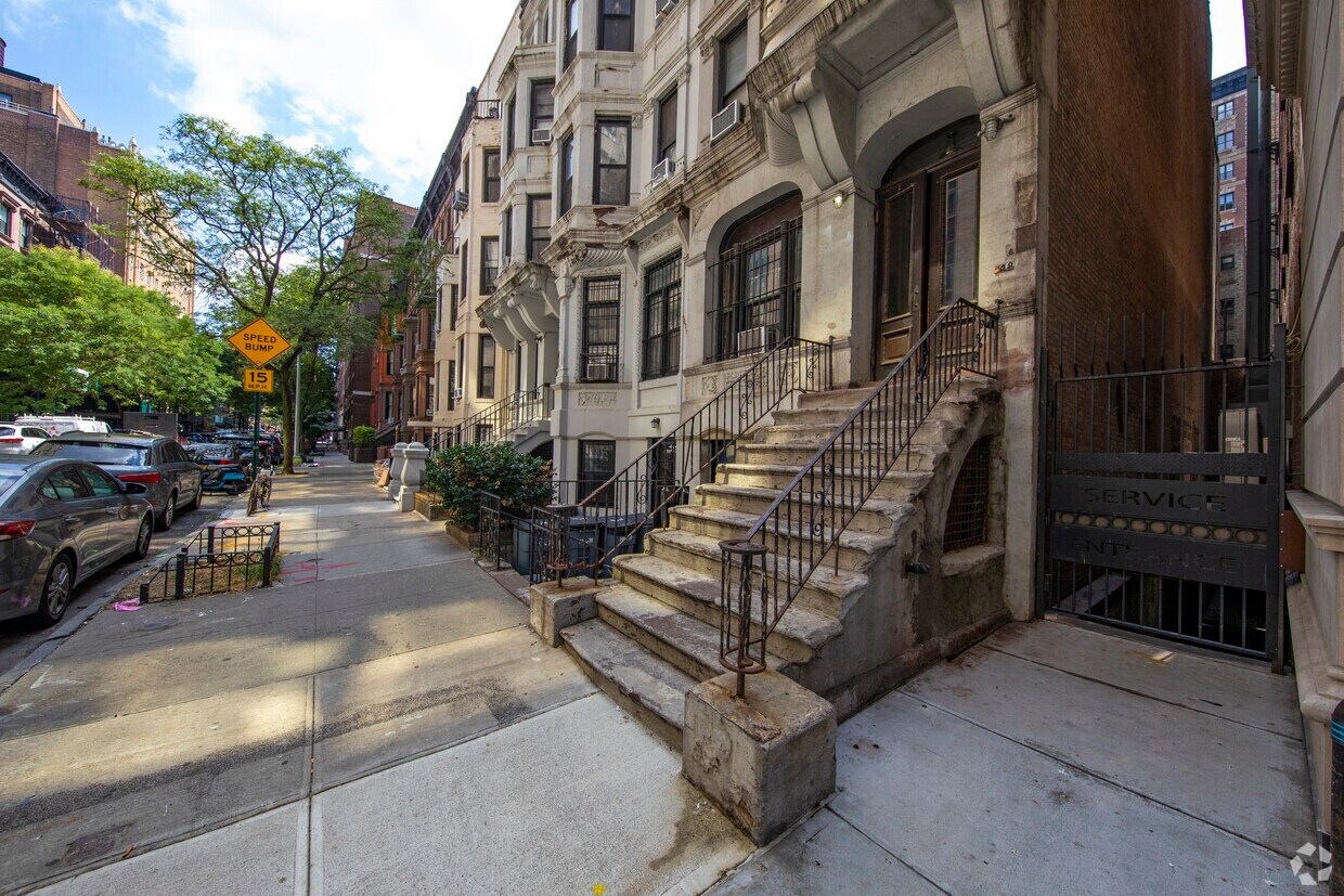 Building Photo - 148 W 70TH St