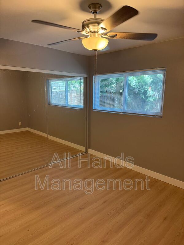 Foto del edificio - 3025 E 5th St