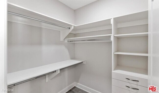 Foto del edificio - 2 br, 3 bath Condo - 6260 W 3rd St Apt 418